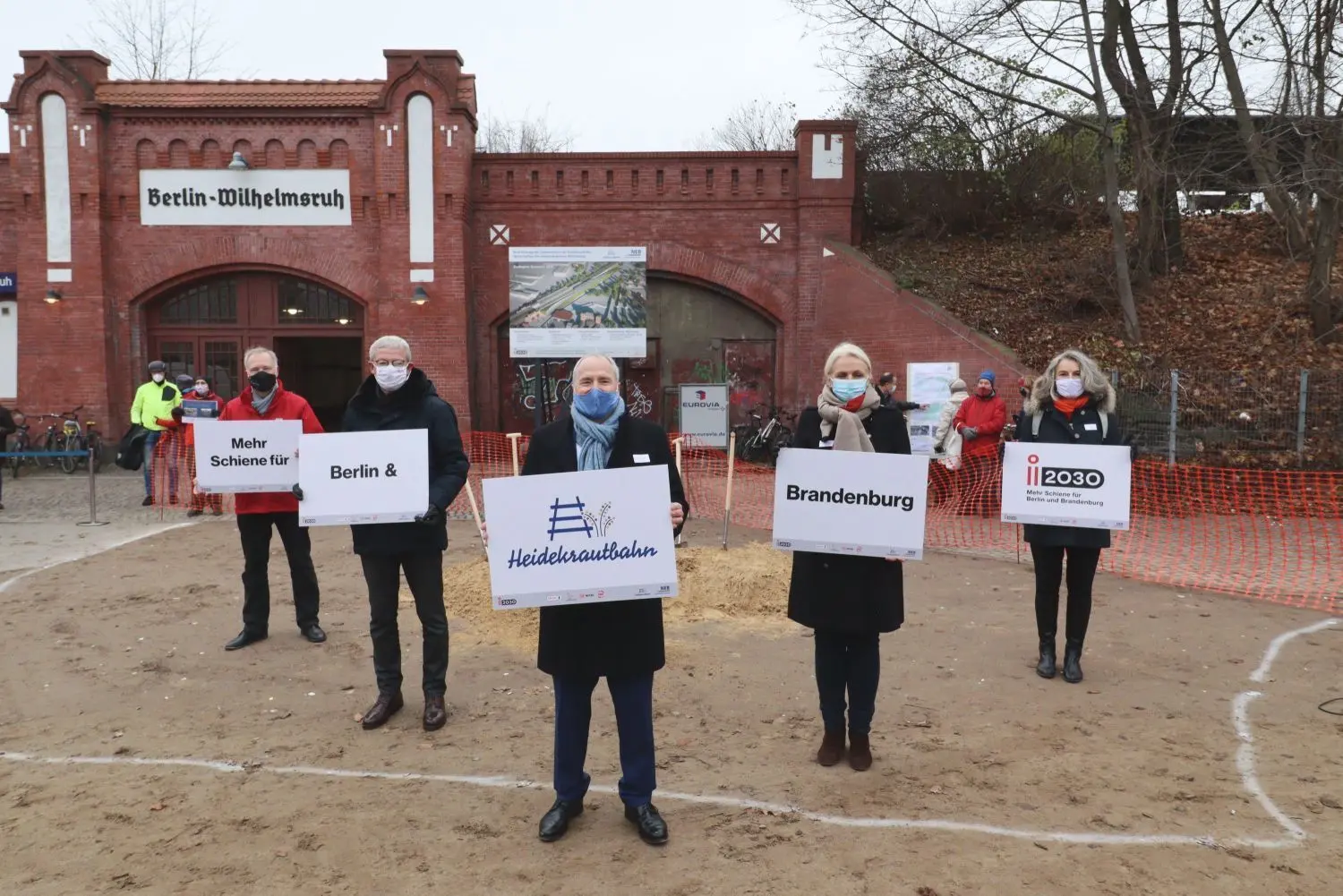 Klare Botschaft: Nach dem Spatenstich gab es  durch Brandenburgs Infrastruktuurminister Guido Beermann, Regine Günther, Berliner Verkehrssenatorin, Susanne Henckel, Geschäftsführerin des Verkehrsverbundes Berlin-Brandenburg (VBB), Alexander Kaczmarek, Konzernbevollmächtigter der Deutschen Bahn, und Detlef Bröcker, Vorstand der Niederbarnimer Eisenbahn (NEB), noch eine symbolträchtiges Botschaft.