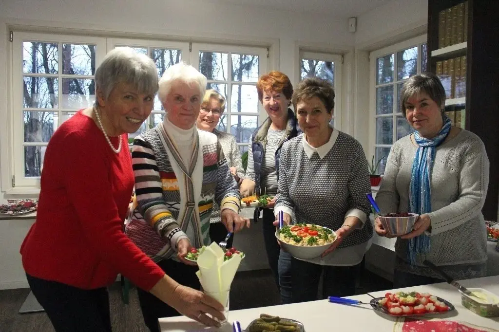 Haben das Buffet zusammengestellt: Gerlinde Stobrawa (l.) und ihr Team orientieren sich an eigenen und Rezepten aus dem Internet.