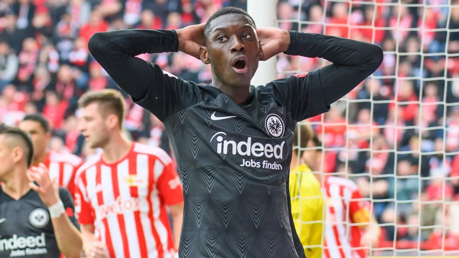 Randal Kolo Muani (Eintracht Frankfurt) ärgert sich eine vergebene Torchance.