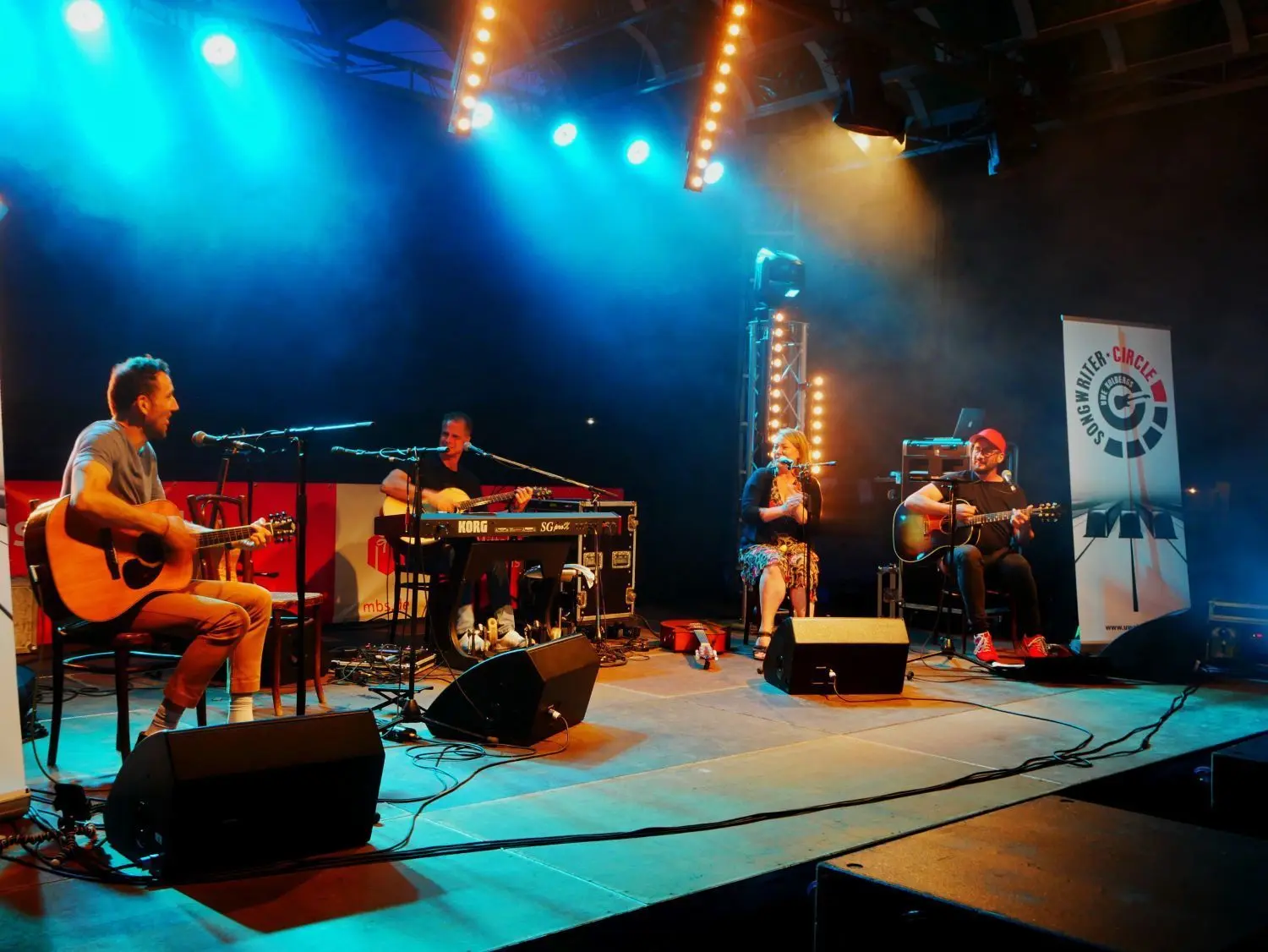 Das Sommerfest 2021 mit Musikern des Songwriter Circles, die vor dem idyllischen Ensemble aus Park und See auftraten.