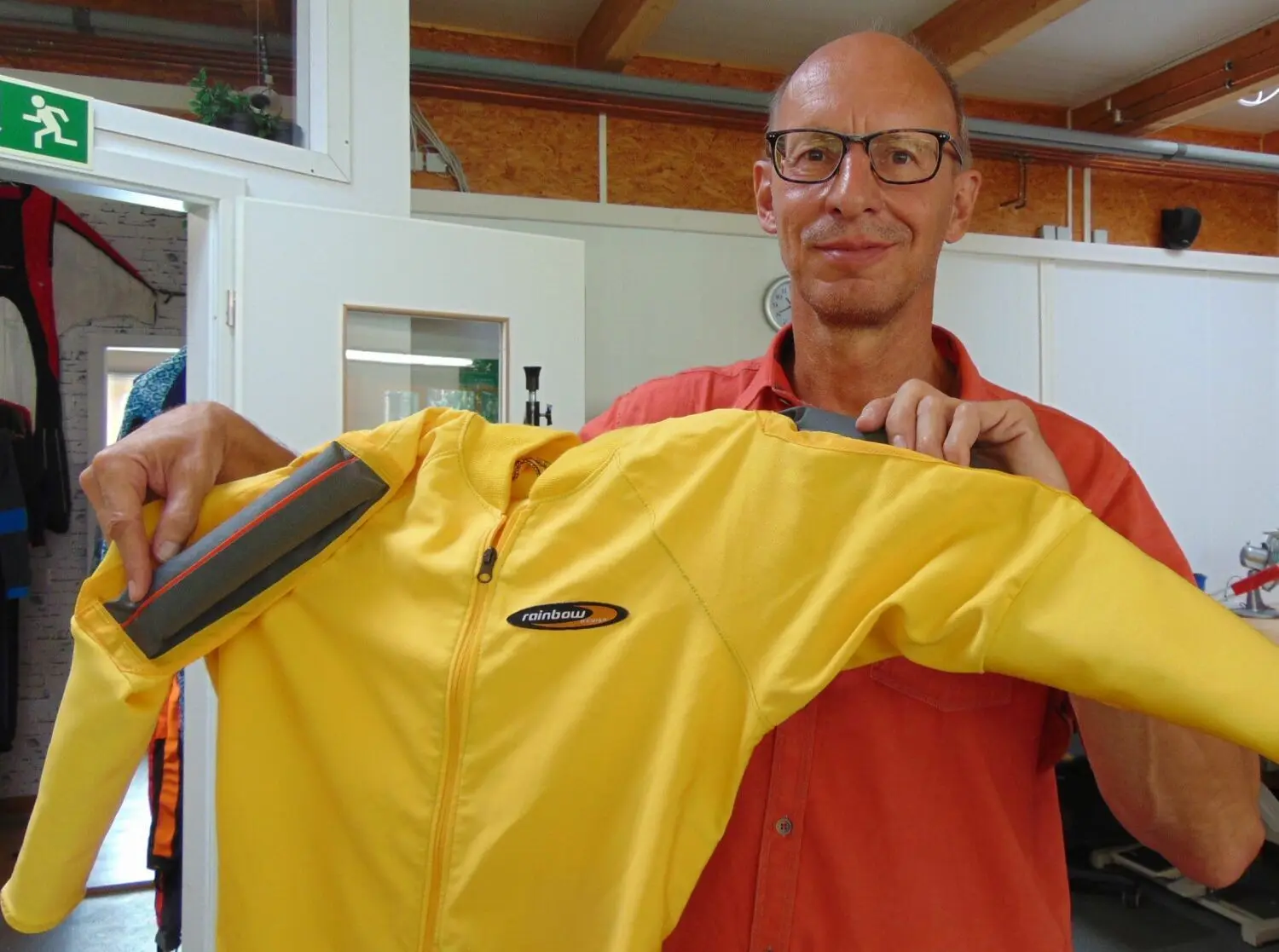 Die Firma Rainbow design auf dem Flugplatz Fehrbellin fertigt Anzüge für Fallschrimspringer an. Uwe Reichert zeigt einen der nach den Wünschen der Kundschaft in Manufakturarbeit hergestellten Anzüge. Auch die Farbe richtet sich nach den späteren Trägern. Nicht alle mögen Signalfarben wie diese.