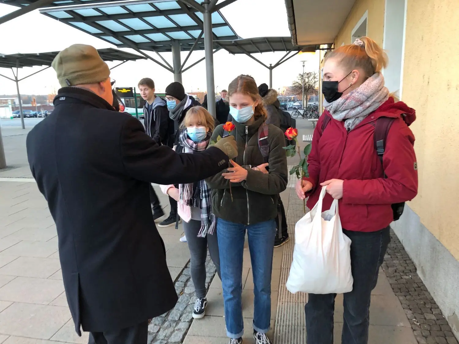 Blumen auf dem Weg zur Schule: Eberswaldes Bürgermeister Friedhelm Boginski überrascht auf dem Bahnhofsvorplatz Emma Herzog, Emma Jäckel und Nike Neumann (von links) mit Rosen zum Internationalen Frauentag.