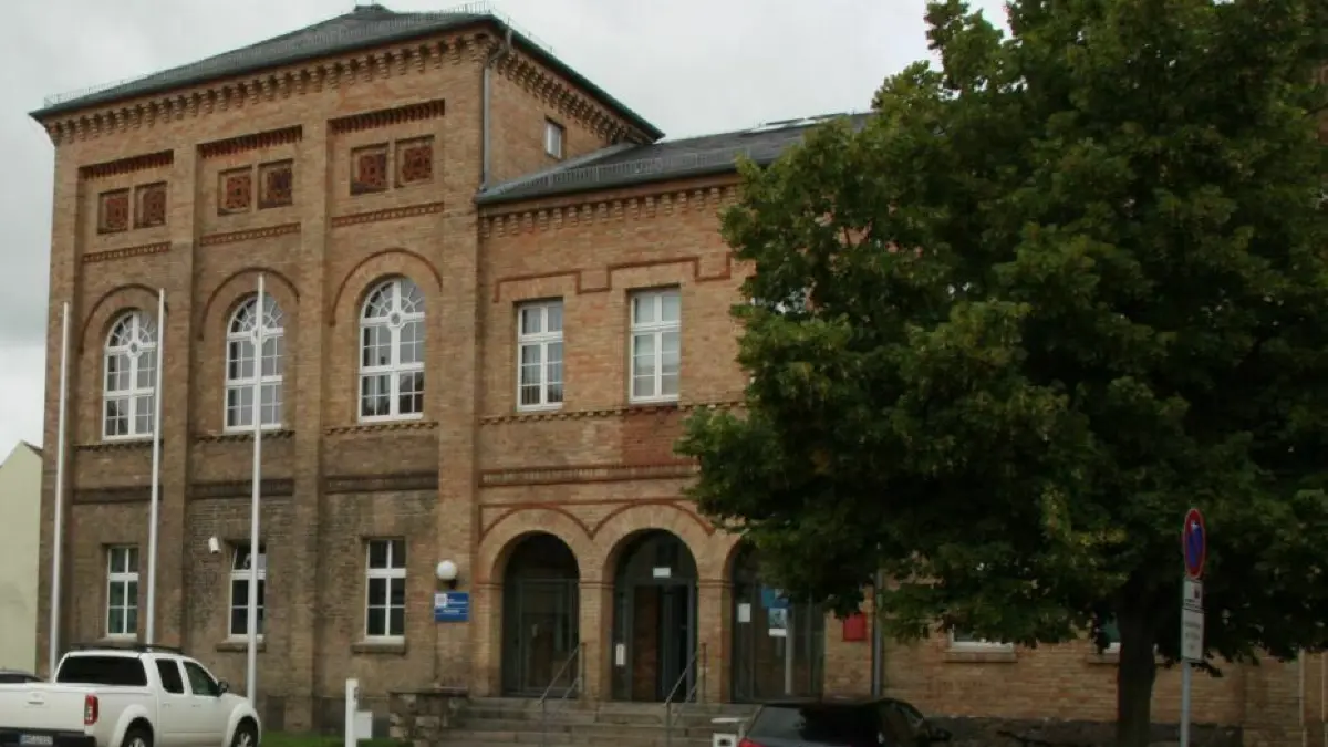 Der historische Marktplatz Angermünde hat eine kuriose und wechselvolle Geschichte. Einst gehörte auch der Platz vor dem Amtsgericht, heute Polizeiwache, dazu und beherbergte den Viehmarkt.
Der historische Marktplatz Angermünde hat eine kruiose und wechselvolle Geschichte. Einst gehörte auch der Platz vor dem Amtsgericht, heute Polizeiwache, dazu und beherbergte den Viehmarkt.