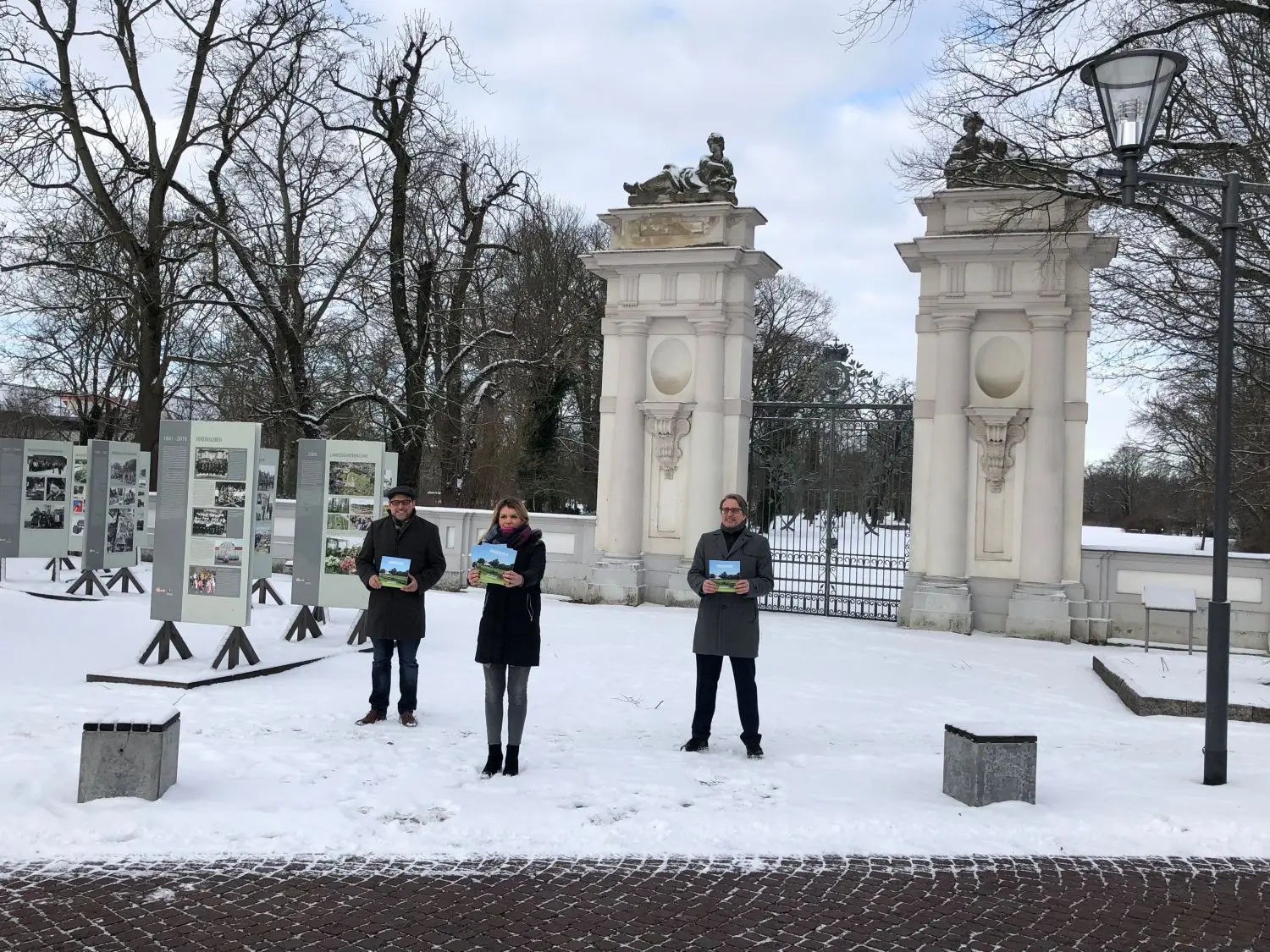 Setzen sich für eine  baldige Öffnung aller Parks ein: Andreas Steffen, Vorsitzender des Tourismusvereins Oranienburg und Umland (links), Denise Deutsch, Geschäftsführerin, und Björn Lüttmann (MdL, SPD) vor dem historischen Eingangstor zum Oranienburger Schlosspark.