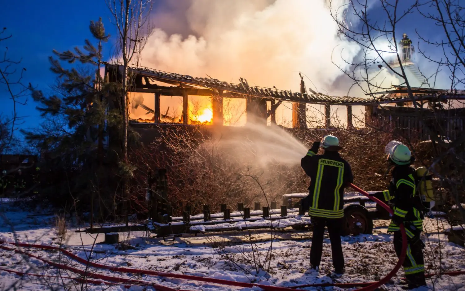 In Frankfurt-Markendorf geriet am Freitagabend eine Lagerhalle in Brand.