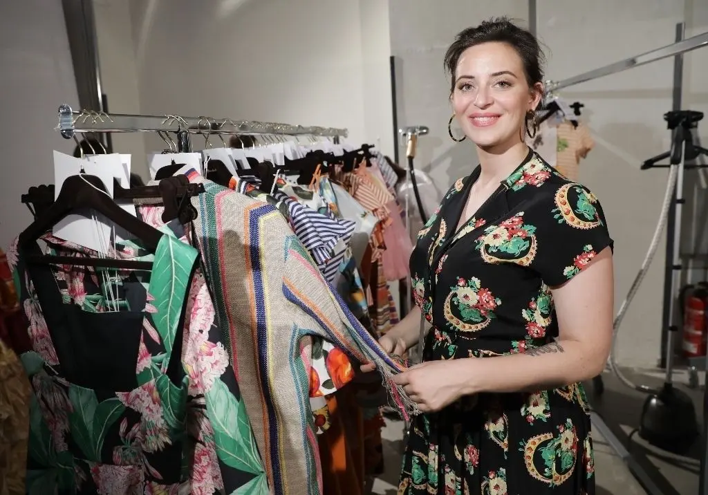 Weiblich verspielt: Die österreichische Star-Designerin Lena Hoschek zeigt wieder viel Farbe.