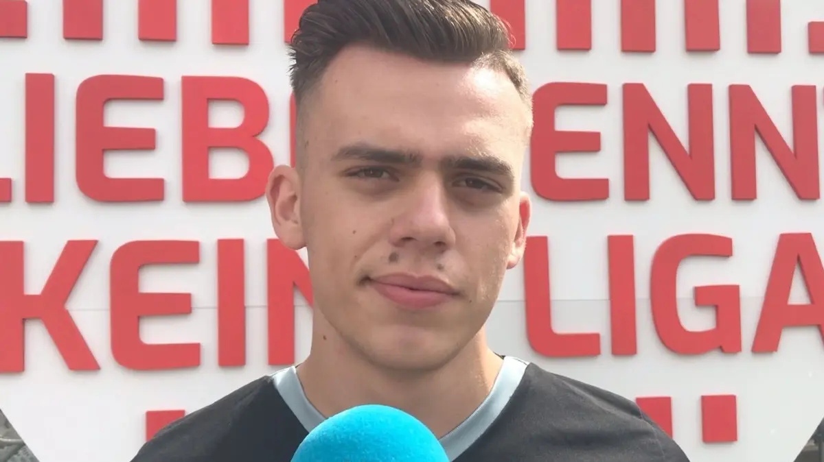 Pascal Martin ist als Schiedsrichter Qualle ein Star bei TikTok und bald in Bernau.
Pascal Martin ist als Schiedsrichter Qualle ein Star bei TikTok. Beim Liebe kennt keine Liga im Stadion der Freundschaft spricht er im Video über seine Rolle als Referee, seinen Blick auf Energie Cottbus und Trainer Claus-Dieter Wollitz.