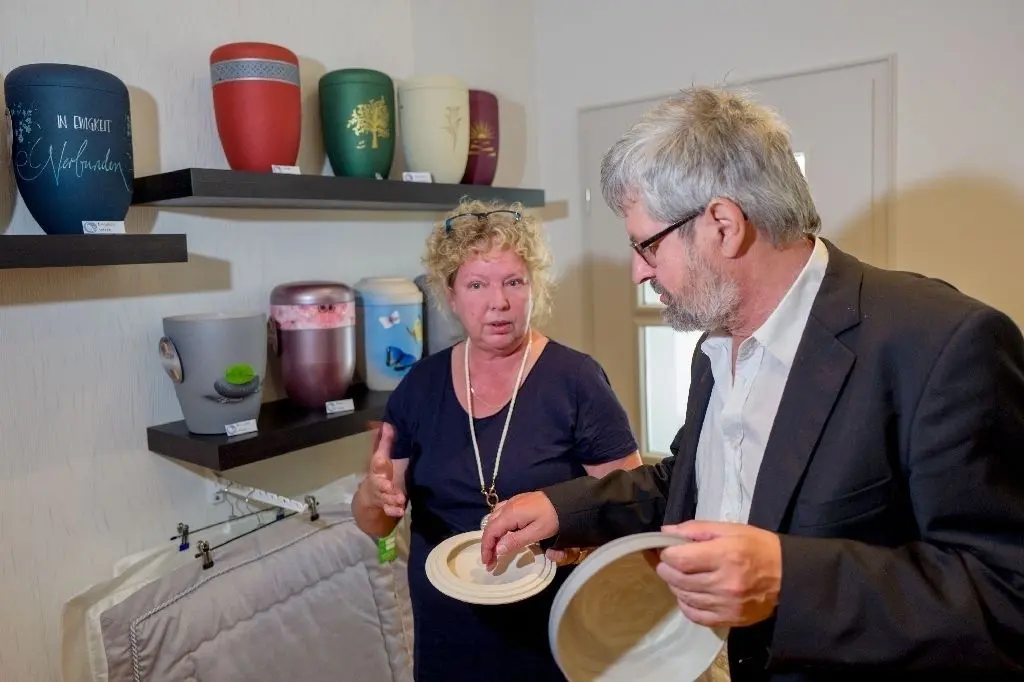 Wahlkampf zwischen Urnen: Landtagsmitglied Axel Vogel (B90/Grüne) besuchte am Dienstag das Bestattungshaus Pöschel in Eberswalde. Inhaberin Sylvia Pöschel zeigte dem Gast unter anderem die Urnen aus biologisch abbaubarem Material.