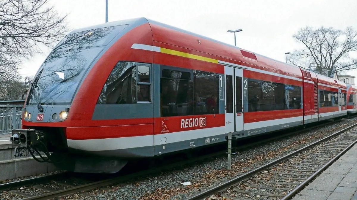 Wegen Bauarbeiten in Hennigsdorf kommt es erneut zu Ausfällen beim Prignitz-Express und bei der Regionalbahn RB55.
Regionalbahn, bahn, Prignitzexpress, Prignitz-Express, regionalexpress, re6, re 6, foto: handke NEU_131130_bahn1