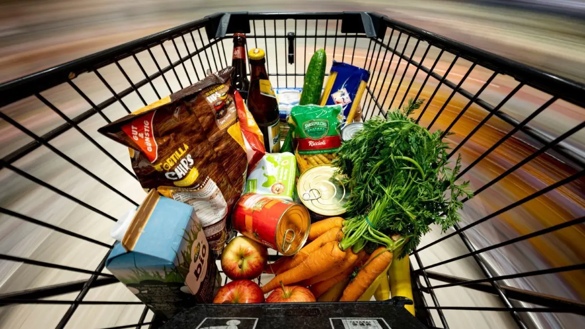 Einkaufen: In Rüdnitz können Kunden das demnächst wieder im eigenen Ort. Edeka wird sich hier ansiedeln.
Ein Einkauf liegt in einem Einkaufswagen in einem Supermarkt. Die Inflation in Deutschland ist im November 2021 auf den höchsten Stand seit fast 30 Jahren gestiegen. +++ dpa-Bildfunk +++