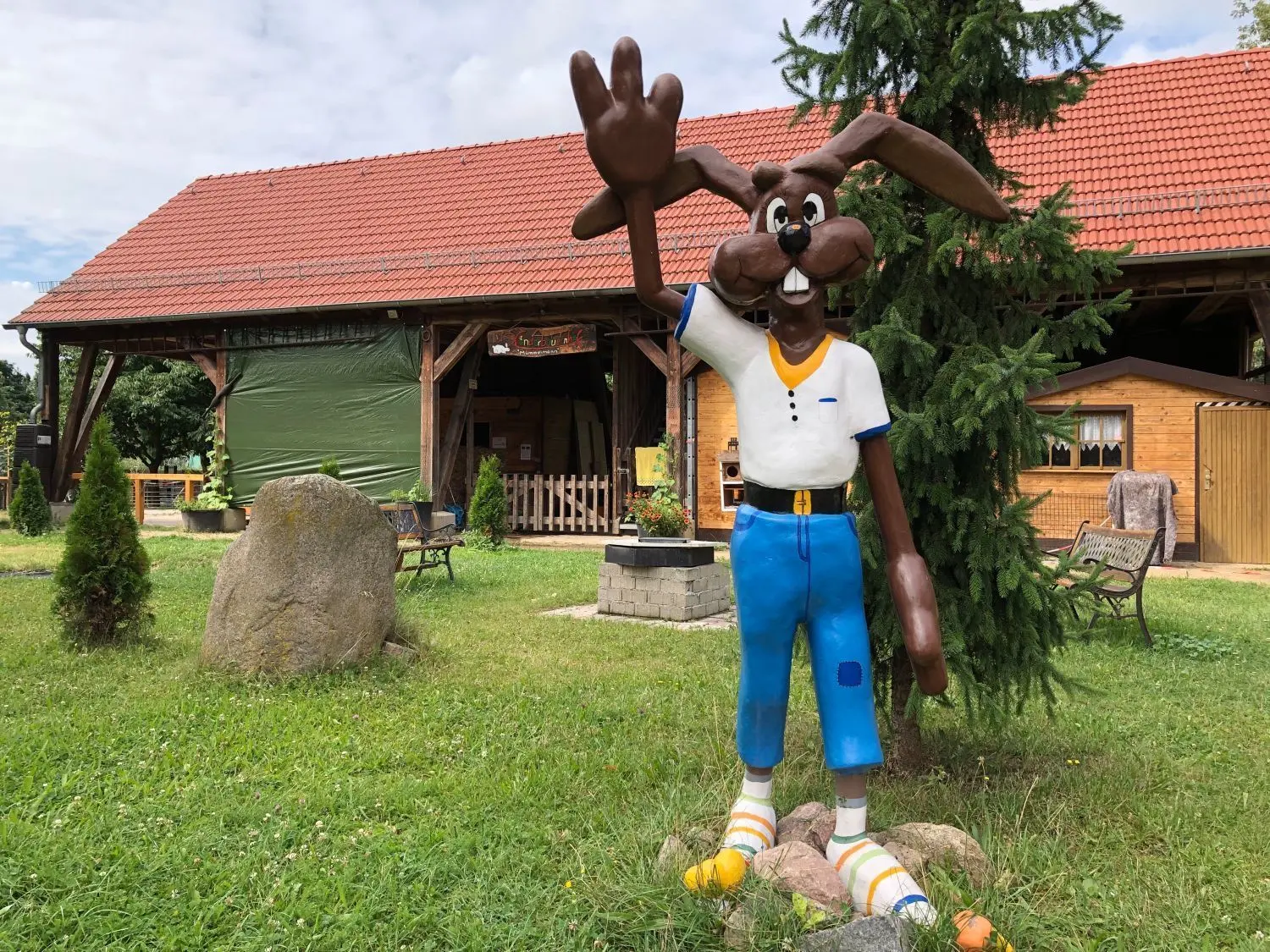 Begrüßt die Gäste: der Hase vom Kindernbauernhof Mümmelmann in Petershagen-Eggersdorf