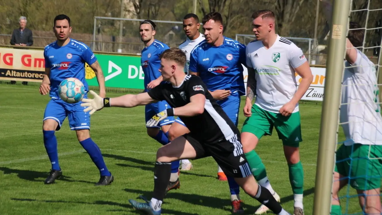 Es lief wenig zusammen: Der Oranienburger FC Eintracht (in Blau) erwischte gegen Grün-Weiß Lübben keinen guten Tag.
