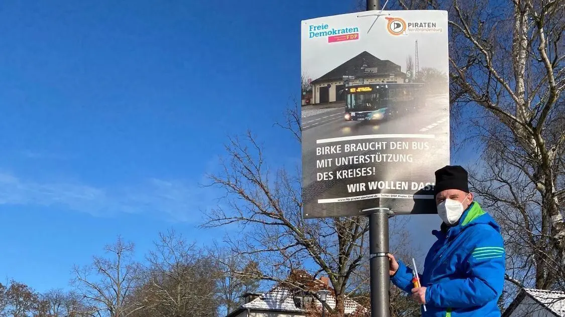 Mit einer Plakatkampagne kämpft die Fraktion FDP/Piraten weiter für die überregionale Buslinie durch Birkenwerder.