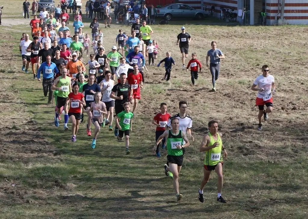 Da der Weg sich zum 200 Meter entfernten Hügel stark verjüngt, hat der Start beim Ostercross Sprintcharakter. Vorn eingruppiert haben sich die vier Gesamtsieger Hagen Pohle (767), Carolin Mattern (806), Marie-Luise Ledwig (800) und Oskar Reinus (698).