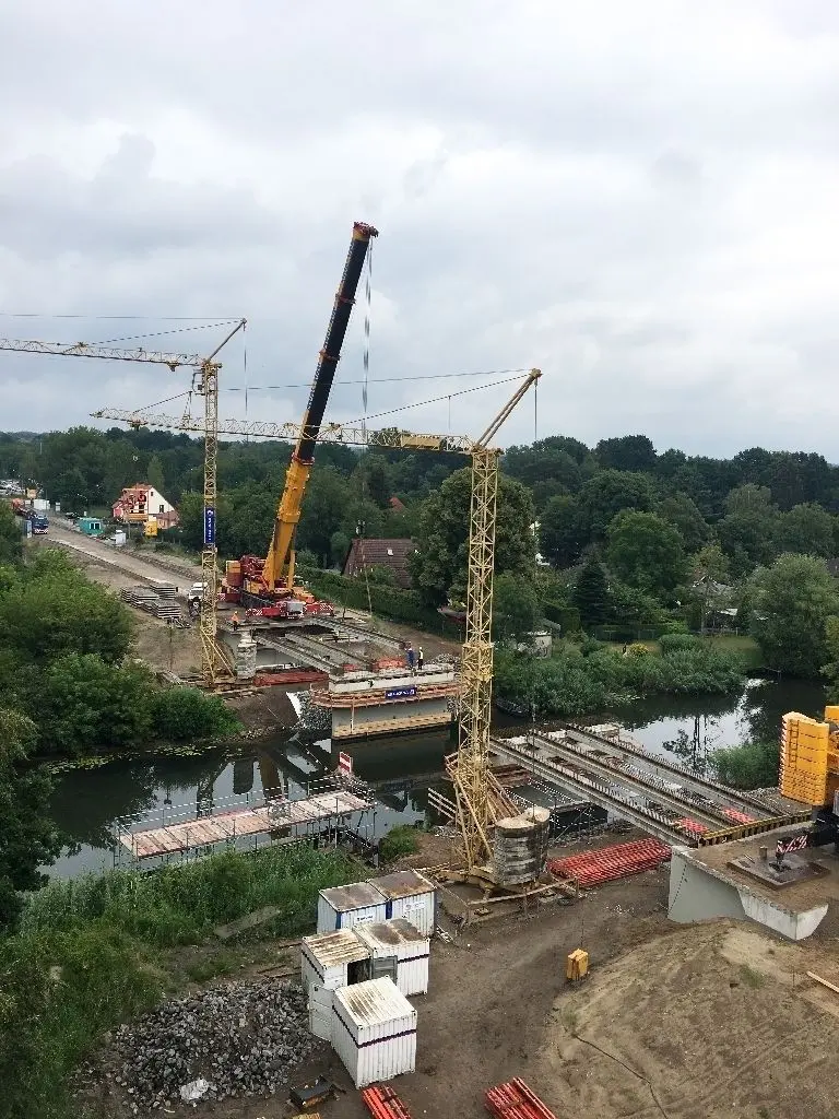 Blick von oben: Dieses Foto, vom Hubsteiger des Stadthofes aus aufgenommen, zeigt eindrucksvoll die Größe der Baustelle an der Dropebrücke. Jeweils drei Verbundträger zwischen Widerlager und Brückenpfeiler sind auf beiden Seiten bereits montiert.