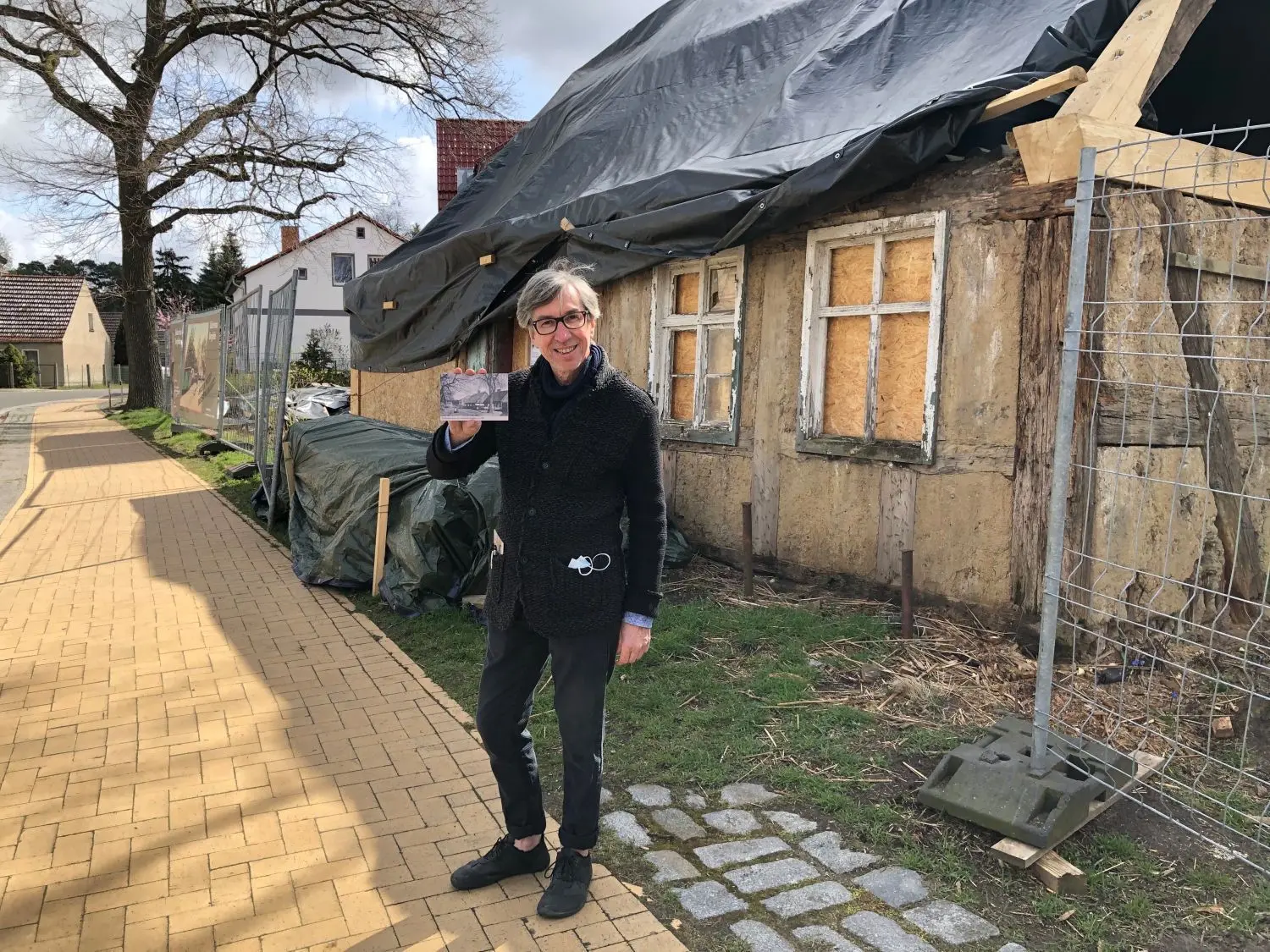 Das Büdnerhaus in Bergfelde ist ein traufständiges Mittelflurhaus, das heißt, der Giebel steht quer zur Straße. Eigentümer Joachim Faitsch will den Bau bis Mitte 2023 saniert und bezugsfertig restauriert haben. Für diejenigen, die wissen wollen, wie es in bewohnbarem Zustand aussah, hat er eine Postkarte ausfindig gemacht.