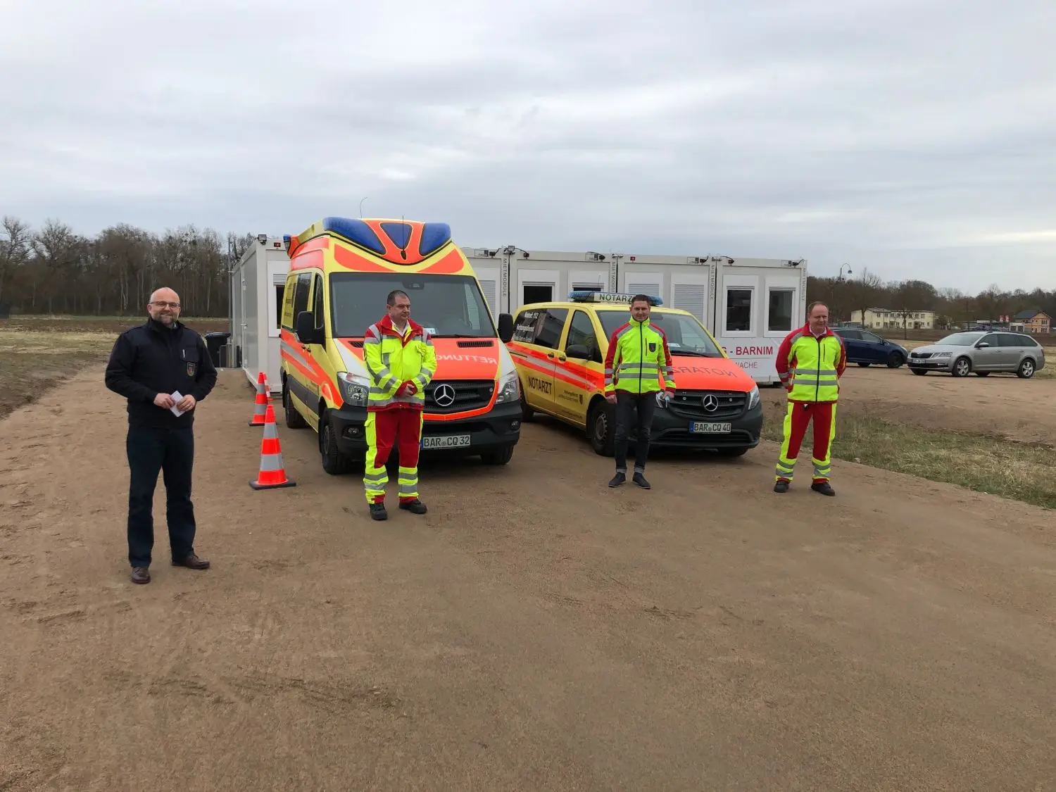 Rettung naht: Landrat Daniel Kurth (l.) mit den Notfallsanitätern Karsten Seipelt (2.v.l.) und Christoph Ruschke (r.) sowie dem Chef der Rettungsdienst GmbH, Claudius Kaczmarek, vor der Wache mit Rettungswagen und Notarztfahrzeug.