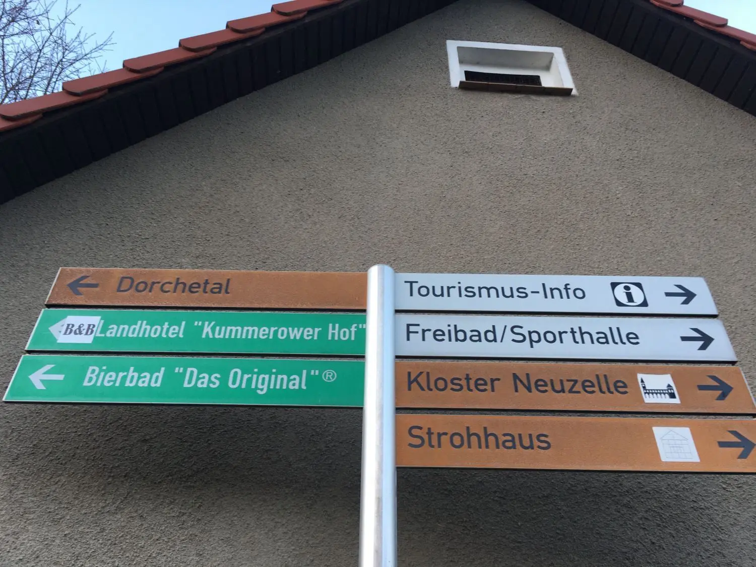 Schilder ins Nichts: Das Bierbad ist längst geschlossen