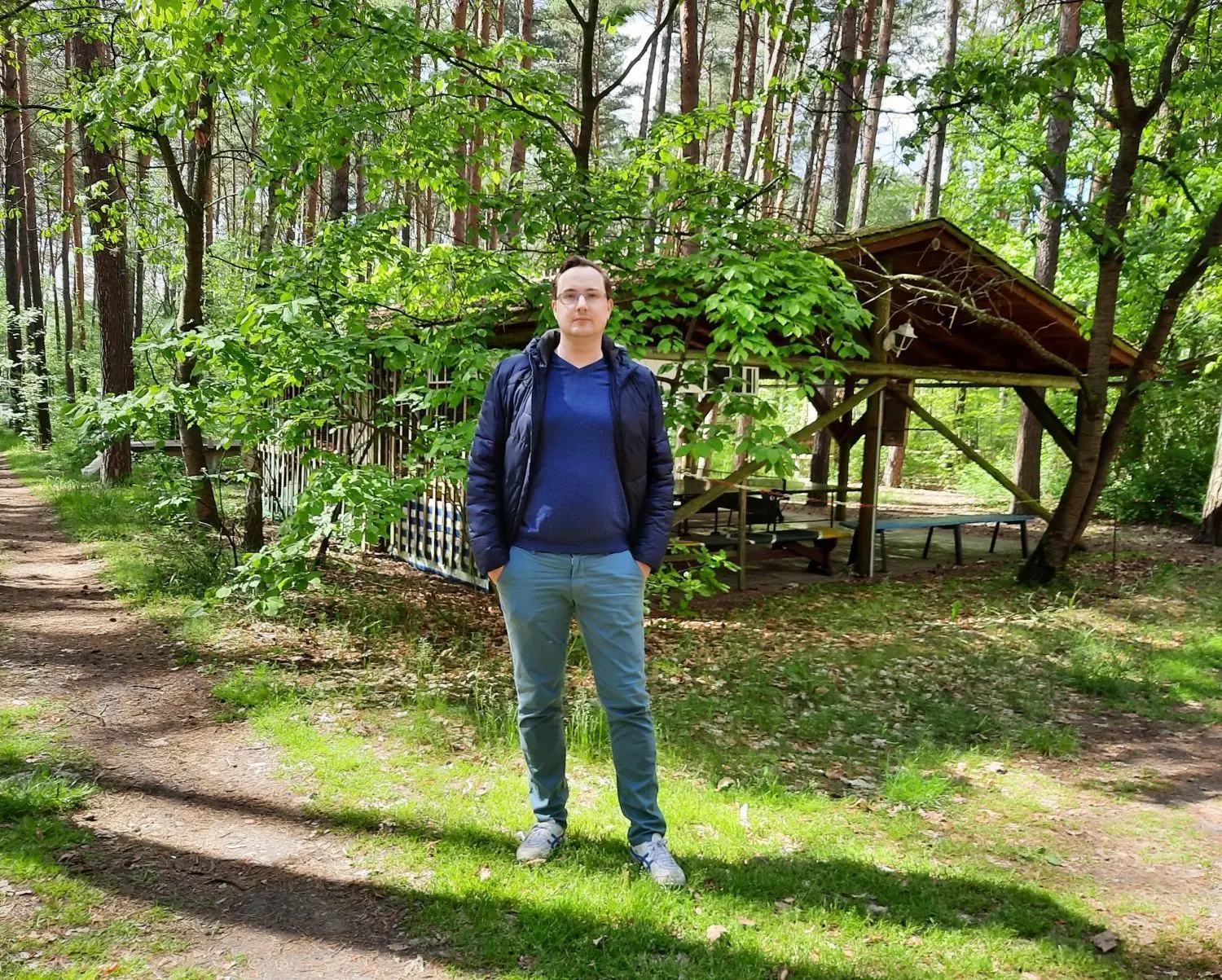 Großes Gelände: Der im Wald gelegene Campingplatz bei Biesenthal ist knapp 4 Hektar groß. Hier steht Stephan Bauch-Caspari vor dem beliebten Treffpunkt der Camper.