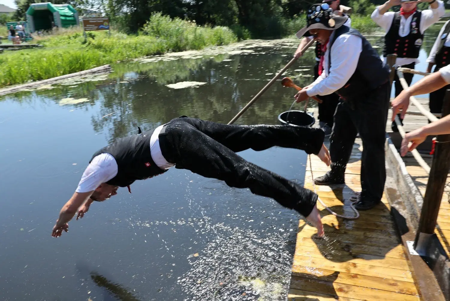 Maximilian Peukert ist einer der neuen Flößer, die auf dem Flößerfest 2023 getauft wurden. Damit wird eine alte Tradition fortgesetzt.
