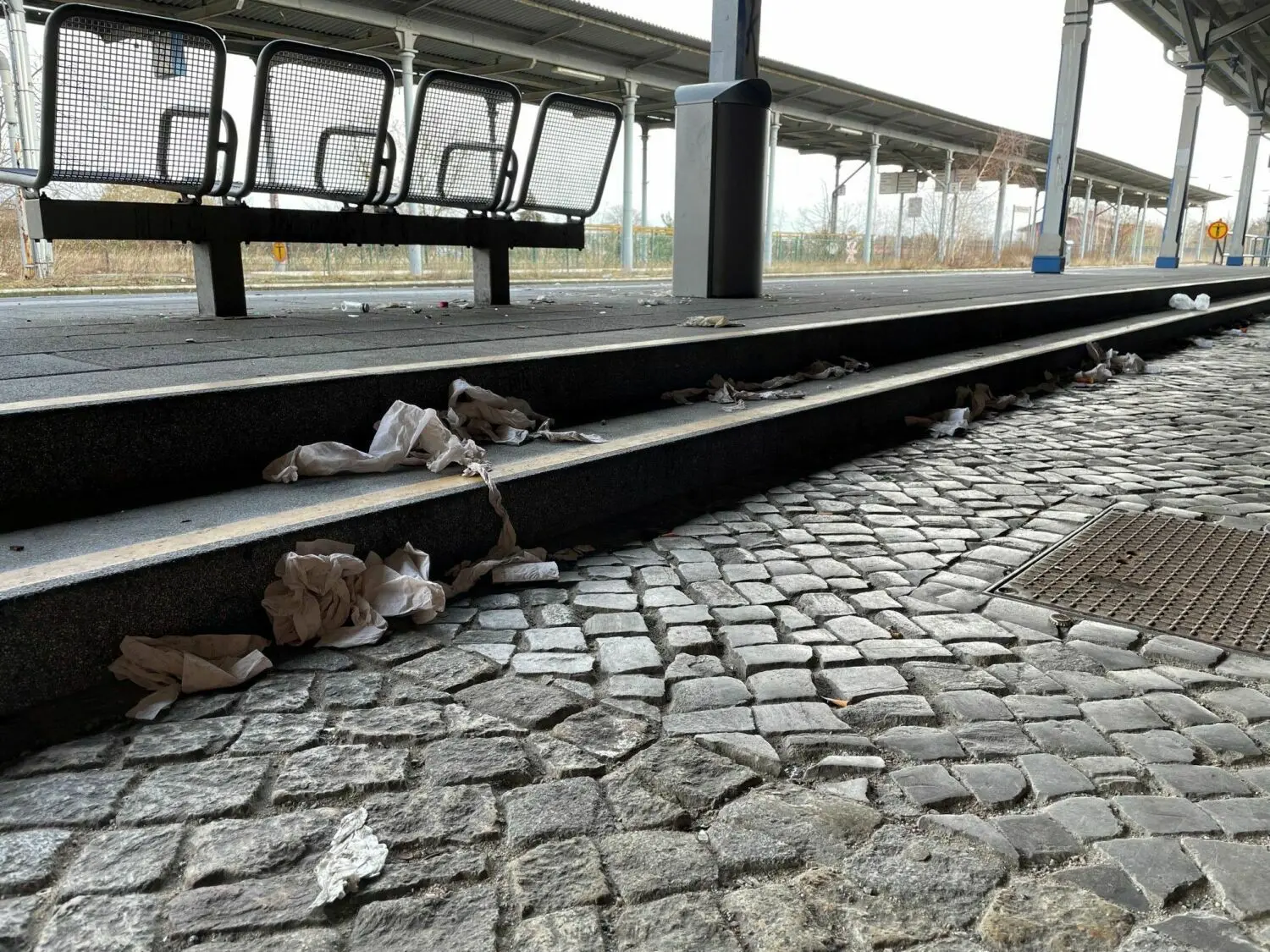 Am Gleis des Bad Freienwalder Bahnhofs liegt leider einiges an Müll herum.
