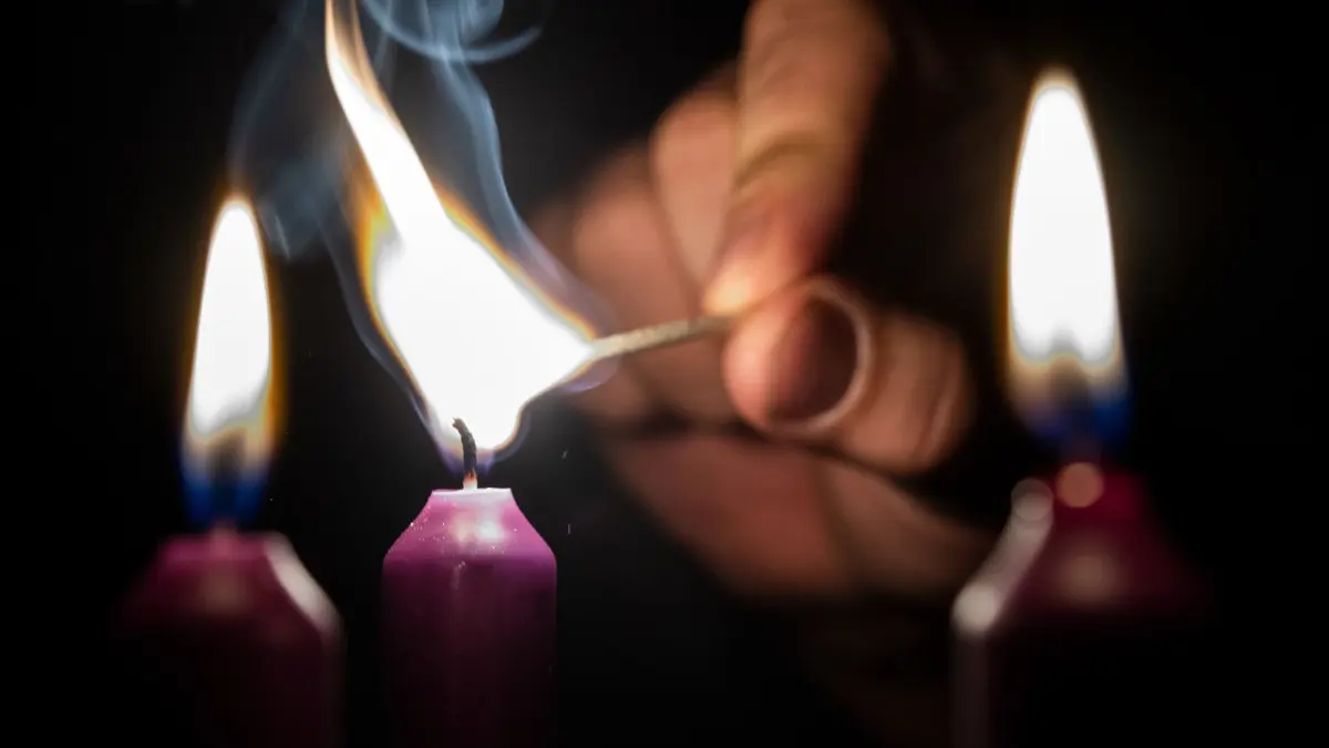 Symbolbild: Eine Stunde lang soll am 26. März für die Earth Hour das Licht an ausgewählten Orten in Neuruppin aus bleiben.
ILLUSTRATION - Ist der Docht einer Kerze zu lang, entwickelt sich mehr Rauch und Ruß. Foto: Franziska Gabbert/dpa-mag - Honorarfrei nur für Bezieher des Dienstes dpa-Magazin +++ dpa-Magazin +++