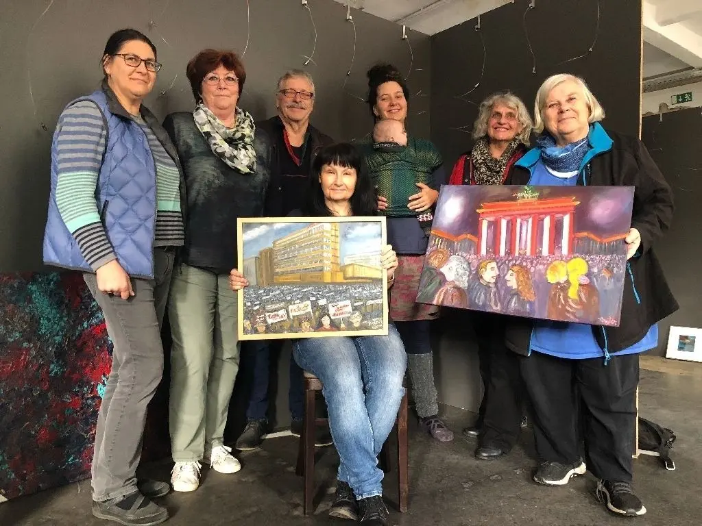 Stellen auf der Artroom aus (von links): Birgit Haemmerling, Angelika Leopold, Karl-Reinhold Fiebak, Pauline Markholz, Karin Quäckber und Christiane Grintzewistch und Ines Witt (vorn).Fotos: Klaus D. Grote