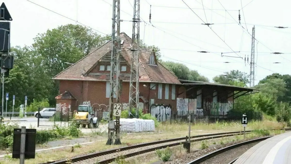 Der alte Güterschuppen am Bahnhof in Bernau soll zum Jugendzentrum werden. Doch nun regt sich Widerstand gegen einen baldigen Umbau. Die künftigen Nutzer sind empört.
Der alte Güterschuppen am Bahnhof in Bernau soll zum Jugendzentrum werden. Doch nun regt sich Widerstand gegen einen baldigen Umbau. Die künftigen Nutzer sind empört.