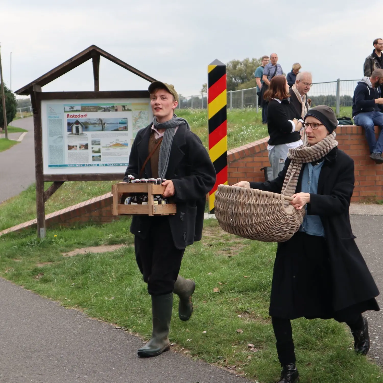 Kein leichtes Brot: Wilhelmine (Marie-Luise Frost, r.) und Michel (Leonhard Geffke) verdienen in „Kahn der fröhlichen Leute“ ihr Geld damit, Waren an die Besatzung großer Schleppkähne zu verkaufen.
