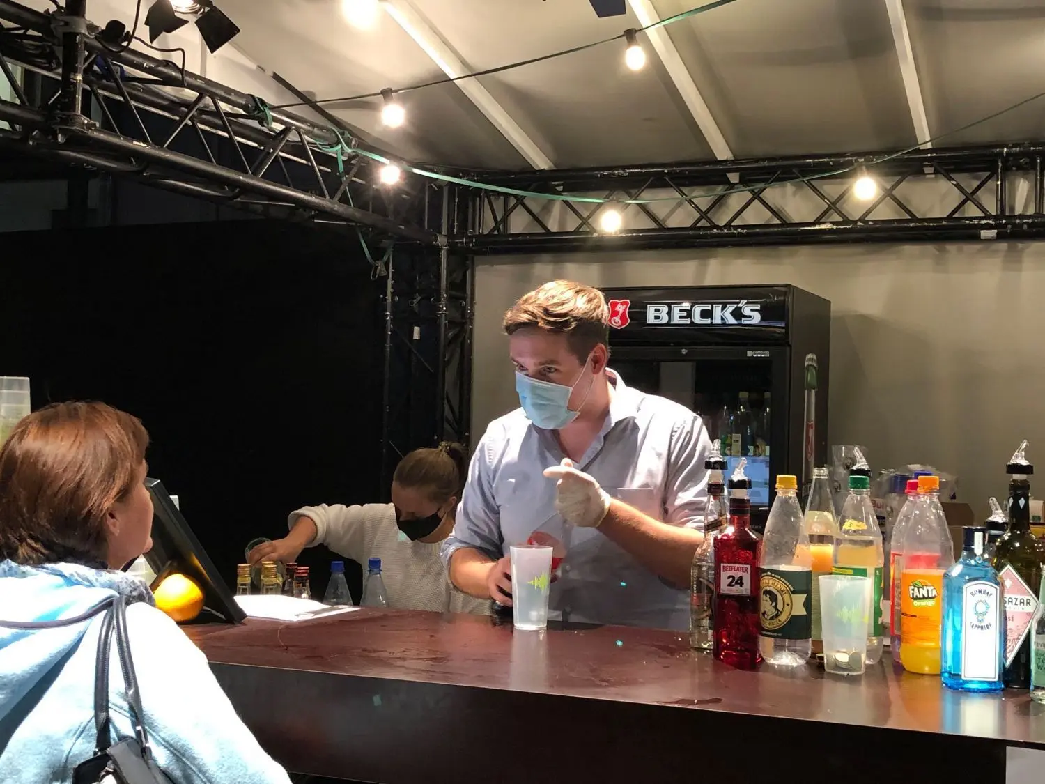 Das Open Air am Rathaus Hohen Neuendorf wurde mit der Unterstützung von zahlreichen ehrenamtlichen Helfern zum lauschigen Sommerfest. Großen Anteil hatte der Verein Hyperion, hier Paul Aurin, der den ganzen Abend als Bartender hinter dem Tresen stand. Der Erlös aus den Cocktails fließt wie die übrigen Spenden in die Kosten für Fest und Musizierende.