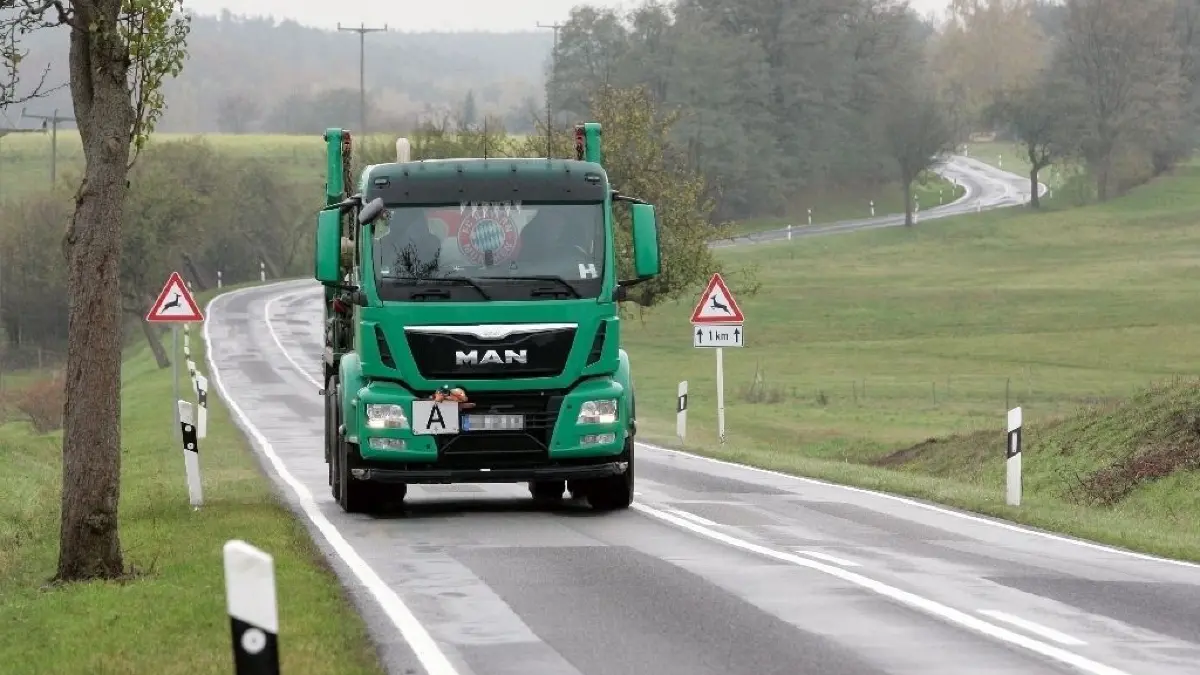 Das wäre eng: Wenn ein Radfahrer auf der gleichen Seite fahren würde, müsste der Lkw auf der L43 ausweichen.
06. November 2019 Fehlender Radweg zwischen Diehlo und M?biskruge L43 - Diehloer Strasse.