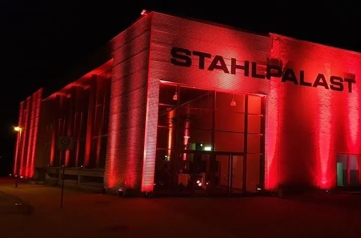 Der Stahlpalast ganz in Rot. Normalerweise würden dieser Tage hier sonst die Abibälle stattfinden.