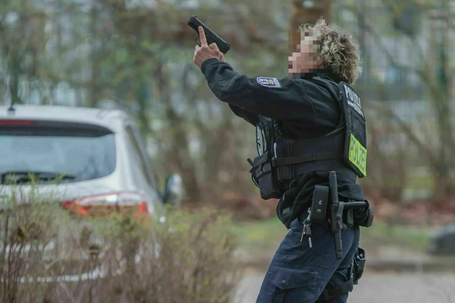 Polizei-Einsatz in Berlin: Am Montagnachmittag (20.03.) rückten Einsatzkräfte nach Hellersdorf aus. Eine Frau bedrohte ihren Nachbarn.