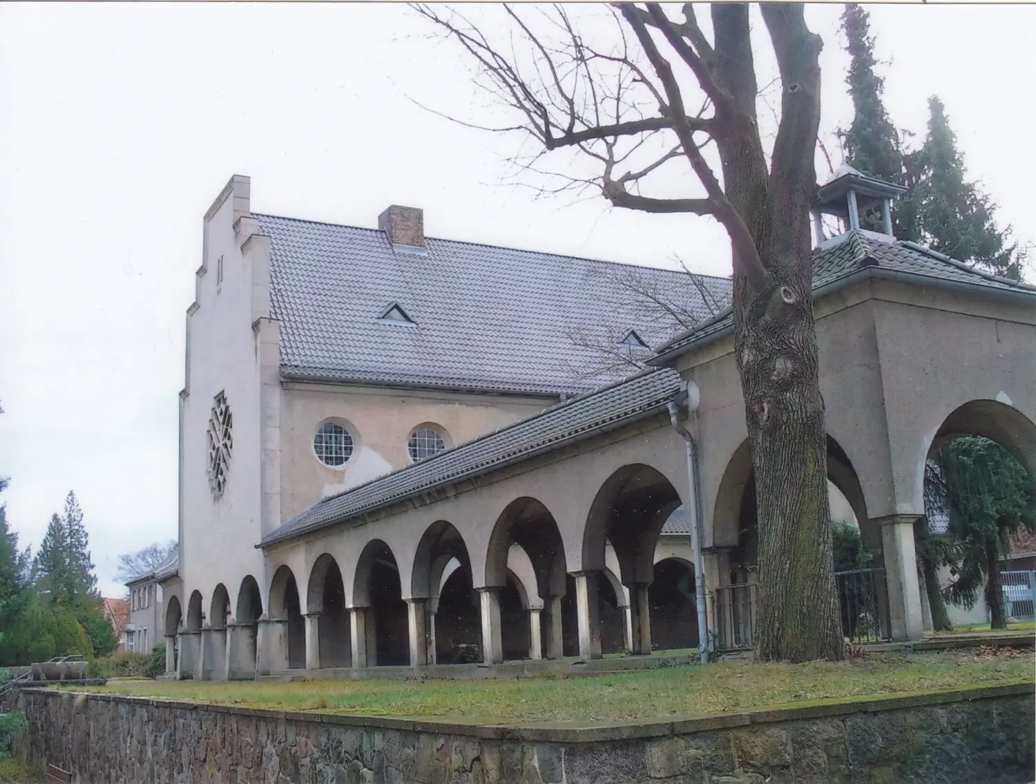 Beschauliche Ruhe: An eine klösterliche Anlage erinnert das beeindruckende Gebäudeensemble des Krematoriums. Nach seiner Einweihung im Oktober 1926 entstand diese Aufnahme.