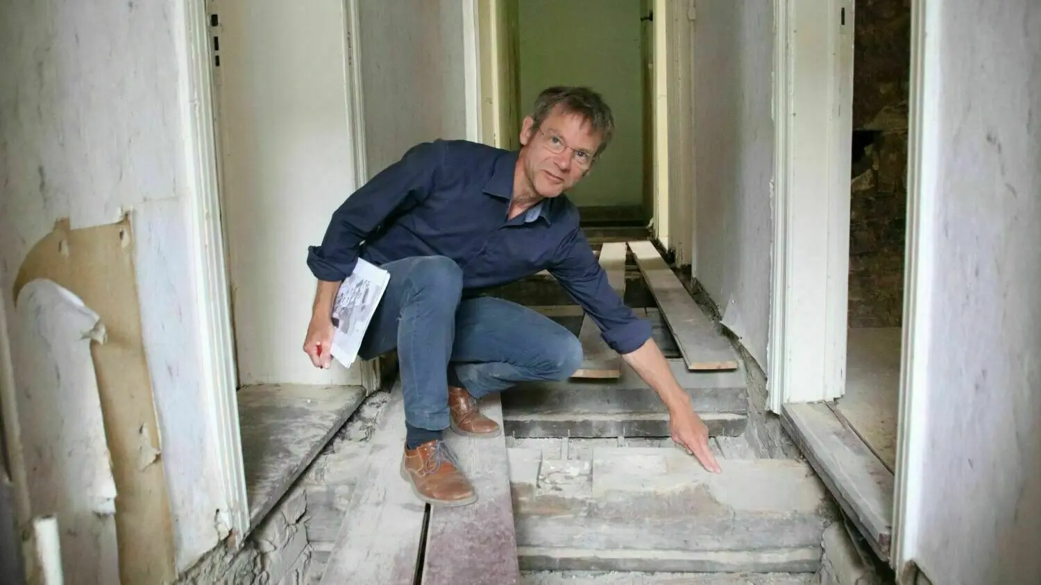 Hier soll möglichst viel erhalten bleiben: Architekt Malte Reimer aus Oranienburg zeigt im benachbarten Altbau die Holzbalken unter der Dielung, die erneuert wird.