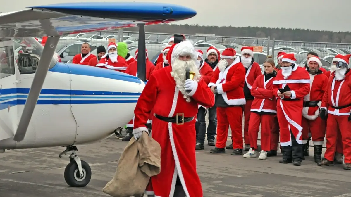 Das größte Ereignis des Jahres in Neuhardenberg: Direkt vom Nordpol kommend - traf am Sonnabend der Weihnachtsmann mit einem Flugzeug ein.
Das größte Ereignis des Jahres in Neuhardenberg: Direkt vom Nordpol kommend - traf am Sonnabend der Weihnachtsmann mit einem Flugzeug ein.