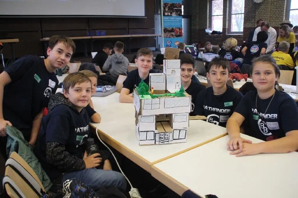 Die "Pathfinders" des Bertolt-Brecht-Gymnasium mit ihrem Modell zur Präsentation der Forschungsaufgabe. Straßen und Gehwege verlaufen dabei durch Häuser.