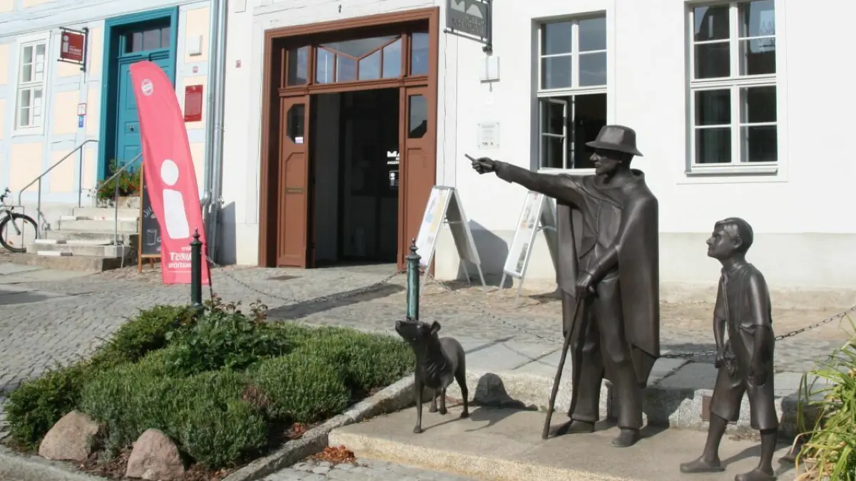 Die Touristinfo Angermünde ist oft der erste Anlaufpunkt für Gäste und Urlauber in der Stadt. Was wird alles in der Altstadt selbst für Touristen angeboten?
Die Touristinformation Angermünde im Haus Uckermark Die Touristinfo Angermünde ist oft der erste Anlaufpunkt für Gäste und Urlauber in der Stadt. Doch hier werden in der Saison viele Besucher abgewiesen, weil die Übernachtungskapazitäten ausgebucht sind. Die Krischan-Figur der Heiden-von-Kummerow-Skulptur vor dem Haus wird unfreiwillig zum Symbol dafür.
