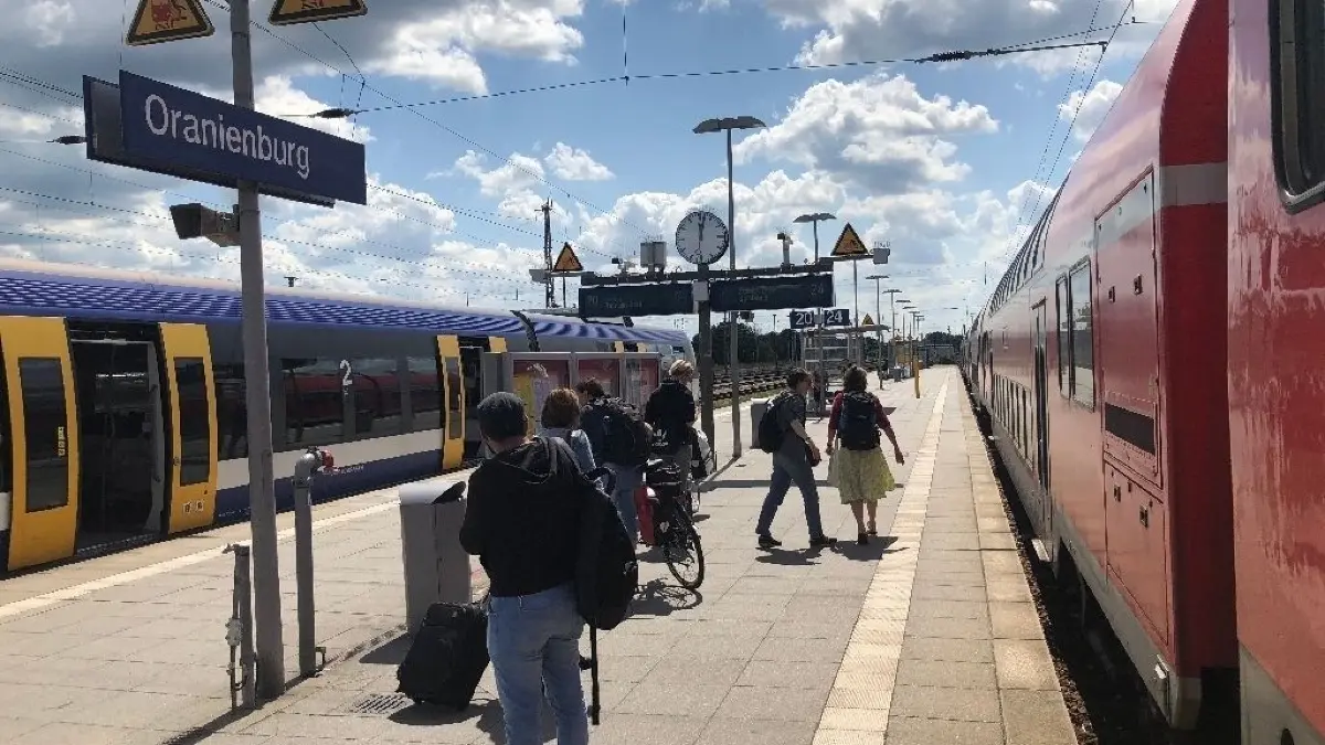Eine Regionalbahn RB12 der Niederbarnimer Verkehrsgesellschaft (NEB) auf dem Bahnhof in Oranienburg. Der Verkehrsverbund Berlin-Brandenburg (VBB) will das Angebot im Nahverkehr herunterfahren.
Regionalbahn RB12
NEB Niederbarnimer Verkehrsgesellschaft Bahn Zug Bahnhof Oranienburg Strecke Verkehr Bahnsteig VBB Templin