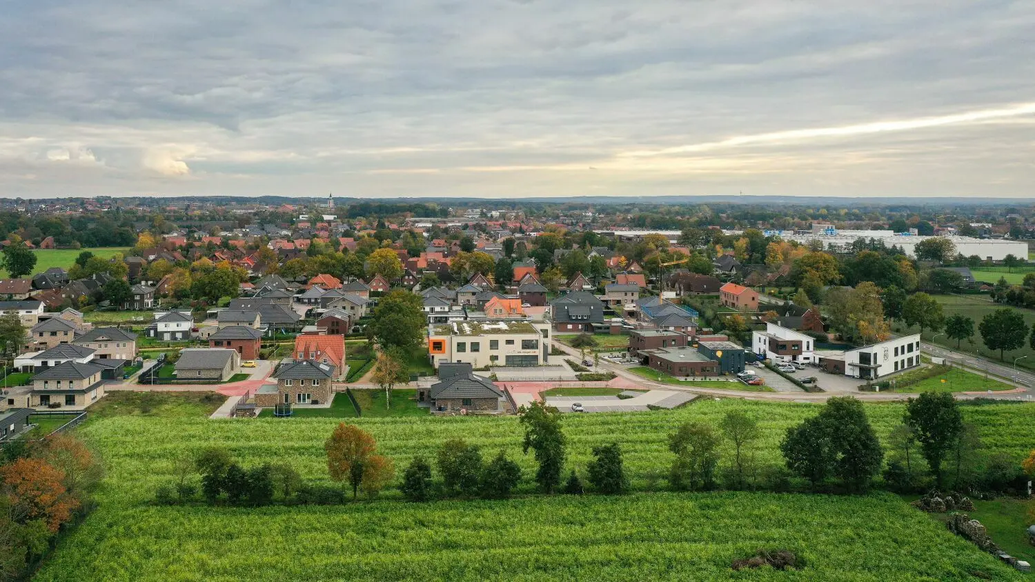 Idyllisch und bedrohlich zugleich: Es ist das Spiel mit elementaren Ängsten, welches die Vorstellung so reizvoll macht, ein Verbrechen könnte sich im vertrauten Umfeld der eigenen Wohngegend zutragen.