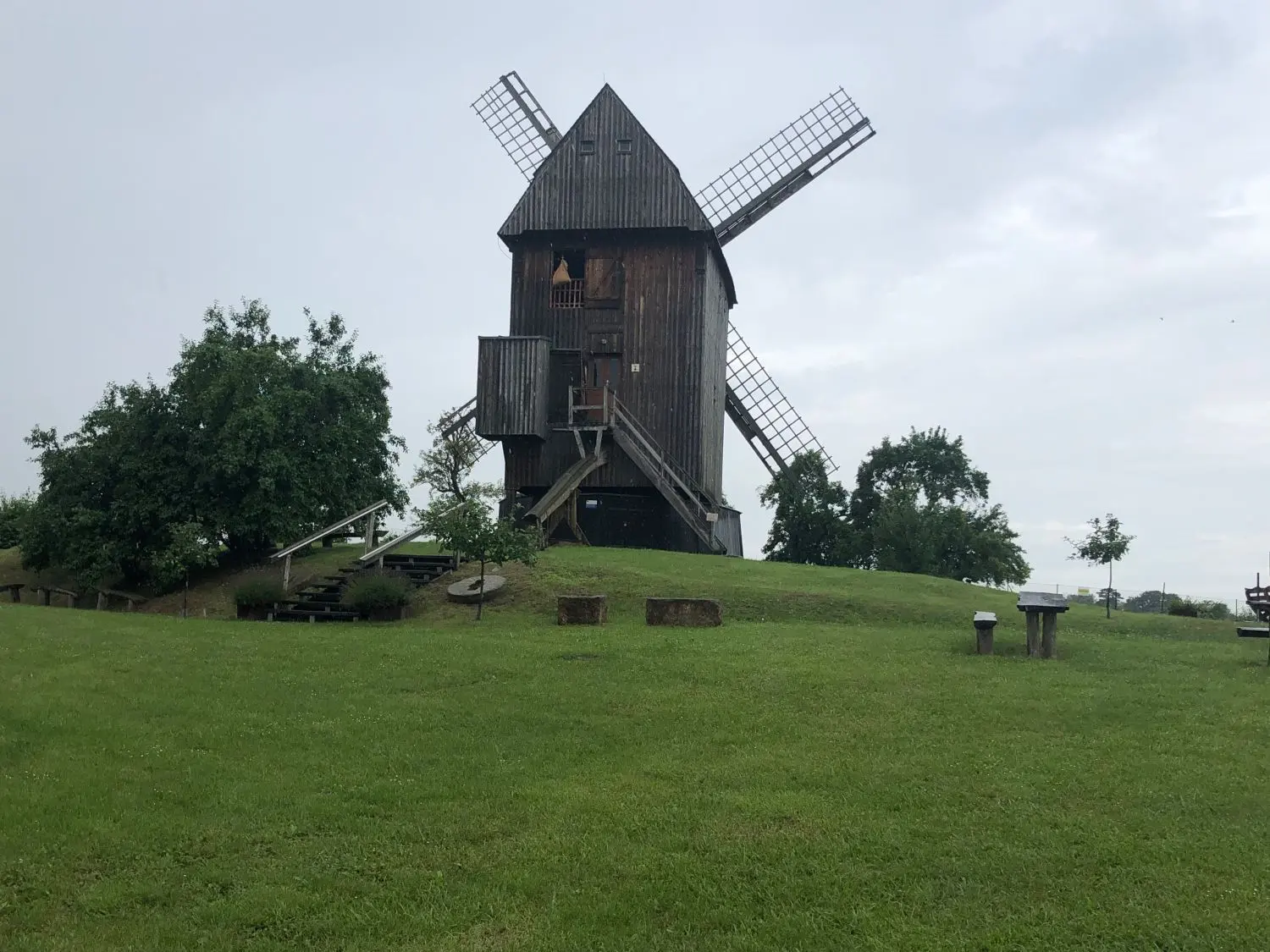 Die Bockwindmühle in Vehlfanz ist ein technisches Denkmal und zugleich Wahrzeichen des Ortes.