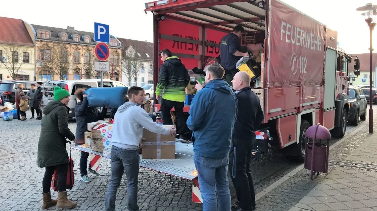Hilfe beim Transport der Spenden: Die Amtsfeuerwehr Schlaubetal unterstützt die Aktion mit ihrem Gerätewagen Logistik.