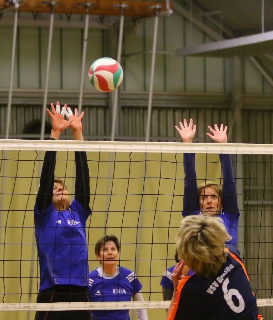 neuspo-190131-Volleyball6 Volleyball, Kreisklasse Frauen, Damen MSV Neuruppin gegen VSV Gransee Elke Lucke und Ivonne Zindler im Block, hinten Eveline Meinecke