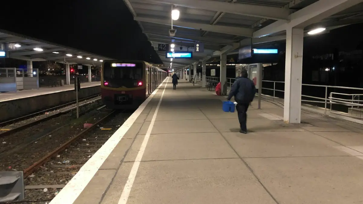 Beliebt bei Dieben: der S-Bahnhof in Ahrensfelde bei Nacht
S-Bahnhof Ahrensfelde