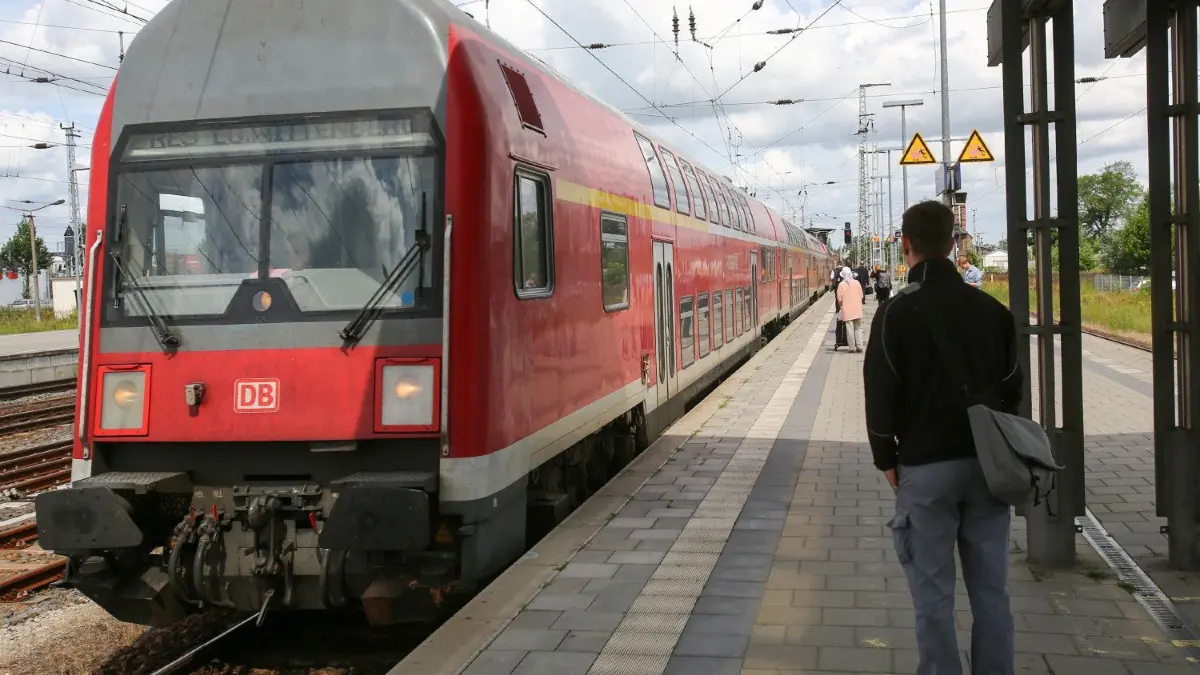 Auch mit der RE3 pendeln viele Menschen aus Angermünde zu ihrem Arbeitsplatz.
Angermünde 14.07.2017: Ansicht Bahnsteig, Bahnhof Angermünde, RE 3