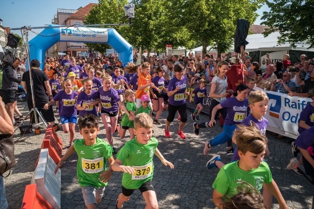 Los geht es: Der Nachwuchs wird auf die 2,5-Kilometer-Runde geschickt.