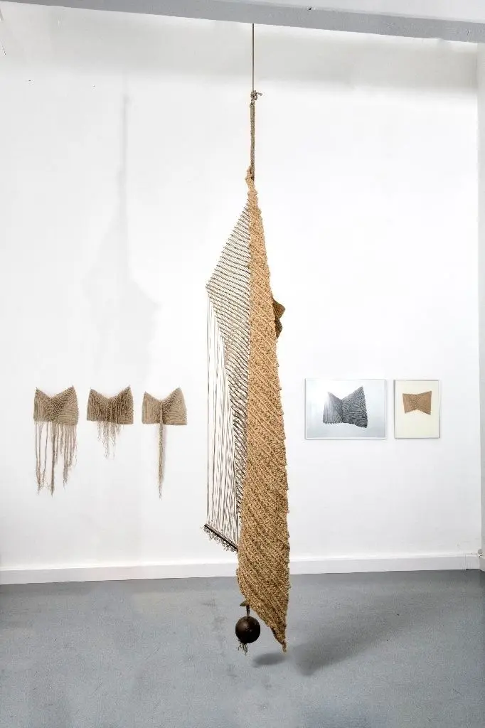 Freihängende Kunst: Die Ausstellung von Christa Jeitner zeigt unter anderem eine Garnverknotung aus dem Jahre 1978.