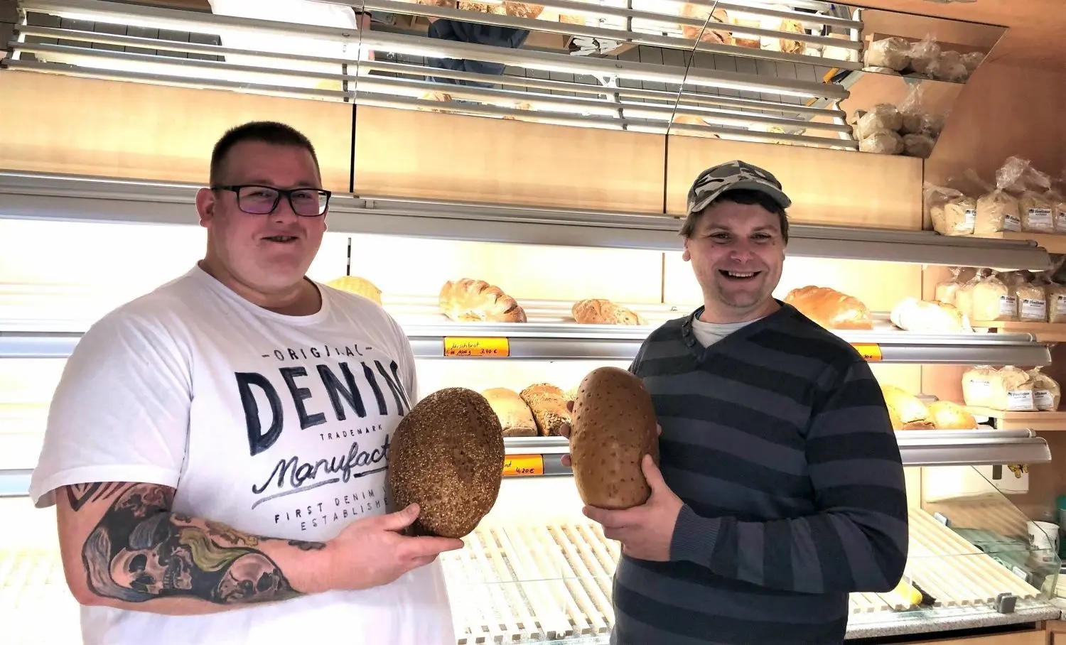 Die Bäcker David Dello und Patrick Hinze von der Storkower Landbäckerei setzen bei Brot und Kuchen auf bewährte Rezepte und Eigenproduktion.