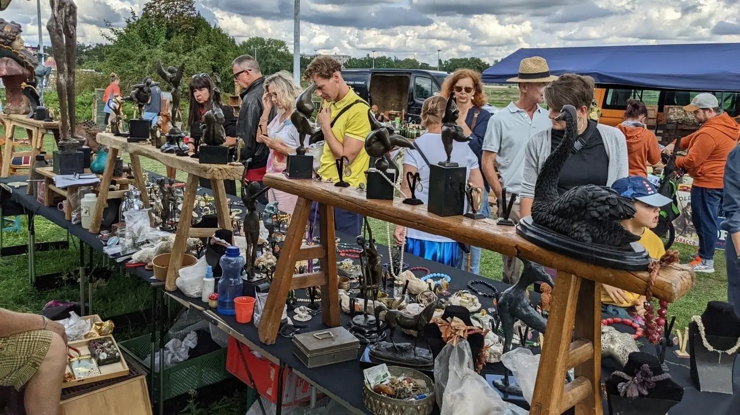 Der Riesenflohmarkt zum Einheitsfest findet vom 1. bis 3. Oktober 2023 auf dem weitläufigen Gelände der Trabrennbahn in Berlin-Karlshorst statt.