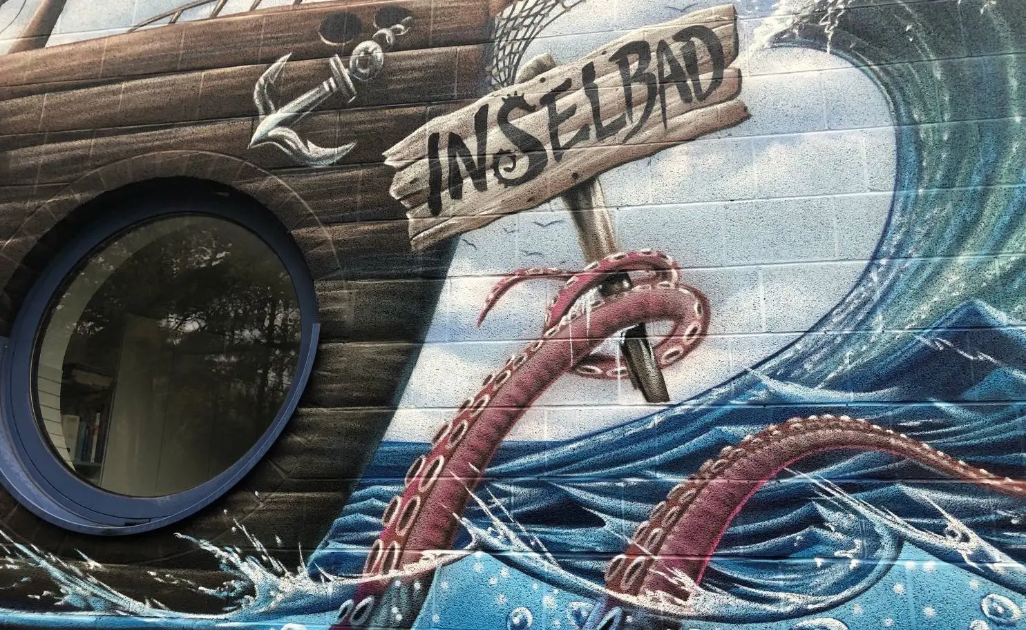 Das Inselbad in Eisenhüttenstadt bietet Sport, Spiel und Spaß. Auch Wassersportkurse und Schulschwimmen gehören zum Programm.